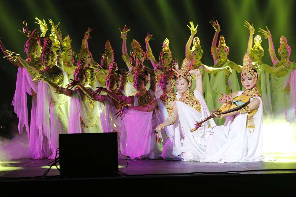 一、靈動的思想  “創(chuàng)意”不僅是演藝的靈魂，更是社會發(fā)展進步的要素。有了一個好的創(chuàng)意，演藝便會事半功倍。同樣我們開展的演藝能被廣大師生所接受并認可，就更離不開合理的安排、精心的設計、巧妙的構思。因此，建立一種清晰合理、開拓創(chuàng)新的思維軌跡是辦好演藝的基礎。創(chuàng)意思路的優(yōu)劣，主要區(qū)別在于思維方式的不同，具有“靈感”的演藝常常帶著時代的氣息與強大的生命力。正確的定位演藝我們需要作到以下幾點：